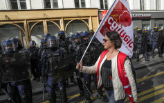 法國數萬人示威抗議警察暴力 巴黎爆肢體衝突3警員受傷