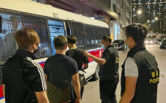 警荃湾工厦捣非法赌档 拘7人包括男负责人