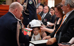 【澳洲山火】殉职消防员出殡 岁半女儿戴父头盔代领奖章