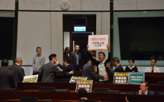 【施政報告】林鄭宣讀重點內容前 民主派4議員被趕離會議廳