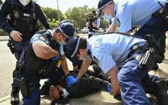 澳洲墨尔本反封城示威酿警民冲突 逾200人被捕