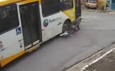 少年踩单车摱巴士门 右转被卷车底辗毙