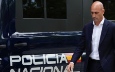 西班牙足總主席強吻風波｜盧比亞利斯作供否認性侵 法庭下令禁止接觸靴莫素