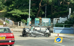 葵涌私家車自炒　全車爛如廢鐵　司機受傷送院