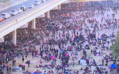 美国德州大桥下聚集逾万非法移民 市长宣布紧急状态