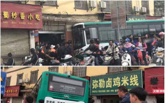 昆明巴士冲入小食店8伤　司机怀疑路滑肇祸