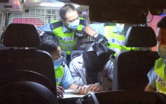毒餐車狂飆至九龍塘 掃欄翻轉撞警車釀2警受傷 停牌男涉危險駕駛5宗罪被捕