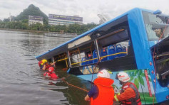 貴州載有高考生巴士衝入水庫 釀21死15傷