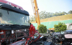 广西货柜车越过对面线连撼5车 酿5死11伤