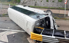 黃雨下旅遊巴呈祥道「自炒」翻側 司機受傷送院