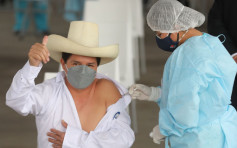 秘鲁总统接种中国国药疫苗 强调有信心