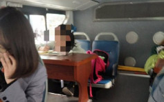 郑州巴士惊现课桌 网民：畀学生做功课用？