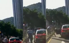 維港會：的士客疑遭拒載開門撞單車 車cam片熱傳網民食花生