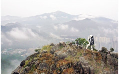 【修例风波】廿人通宵搬运 「香港民主女神像」登狮子山顶