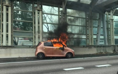马鞍山私家车自焚 消防救熄司机受伤送院
