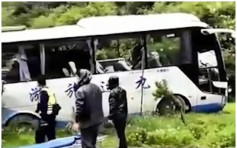 四川旅游巴遭巨石击中 8死16伤