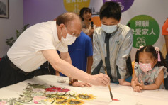回归25｜5香港书画名家携小童齐绘国画《百花齐放耀香江》