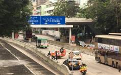 女學神切線撞石壆翻車　師徒一度被困