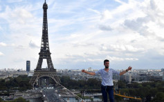 法男巴黎铁塔高空走软绳 跨越600米抵塞纳河对岸