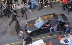 西雅图男子驾车冲入示威人群 枪击一人后逃逸