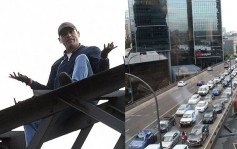 男子闯悉尼大桥攀爬 市中心交通一度瘫痪