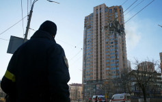 俄乌局势｜两军基辅市内激战 有住宅大厦疑遭俄军导弹炸穿