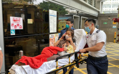 4歲男童荷里活廣場地下暈倒 大人陪伴擔架床攬住送院