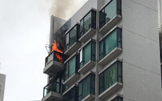 荃灣住宅頂層單位起火濃煙沖天 無人傷