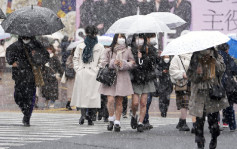 东京大雪逾200人滑倒受伤 车辆受困航班取消