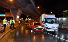 九龙湾的士货车互撼 司机受伤被困车厢