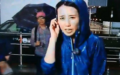 【有片】女記者冒雨報道打風 戴帽路人狂攝鏡50秒激死攝影師
