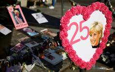 戴妃逝世25周年 民众聚集巴黎当年车祸地点悼念