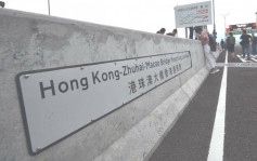 港珠澳大桥香港连接路 道路工遭工程车夹脚受伤