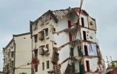 安徽5层高旧楼倒塌  消息：5人失踪生死未卜