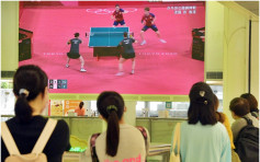 女乒团摘铜｜市民喝采拍掌 杜凯琹父母商场观战：心像跳出来
