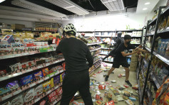 【修例风波】示威者纵火破坏荃湾商户 捣乱零食店毁银行柜员机