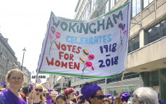英多个城市妇女游行 庆祝首位女性获投票权100周年