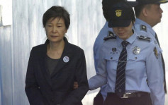 朴槿惠暂离看守所 入院接受肩部手术