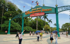 學者指香港迪士尼樂園屬「濃縮版」成吸客強項 料明年業績會表現更好