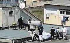 意大利有居民在屋顶烧烤聚会 警方直升机巡逻发现驱散