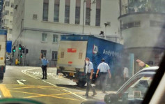 貨車送貨入西區警署疑扭唔夠軚撞外牆 警在場指揮交通