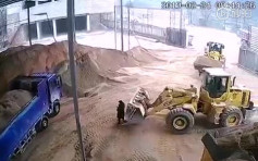 【片段】女工被推土車鏟起 連泥沙倒落泥堆窒息亡
