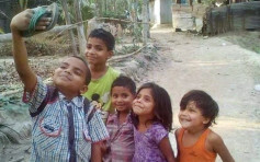 印度小孩用拖鞋自拍露纯真笑容  网民：感动到想哭