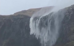【片段】卡勒姆吹袭英国期间 瀑布被拍下逆流吹上天
