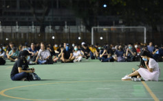 【修例风波】数十人荃湾沙咀道球场聚集 高叫抗议口号