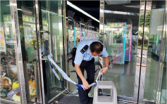 九龍灣夾公仔機店遭刑毀 六公仔機玻璃被打爛