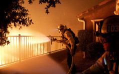 南加州山火至少兩死 10萬人疏散