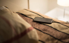 手機床邊充電爆炸  15歲少年觸電身亡  家人還以為睡着