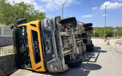 沙頭角三車相撞  垃圾車翻側三人傷