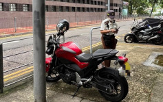 荃灣警打擊電單車違例 2日發1180張牛肉乾拖走4車